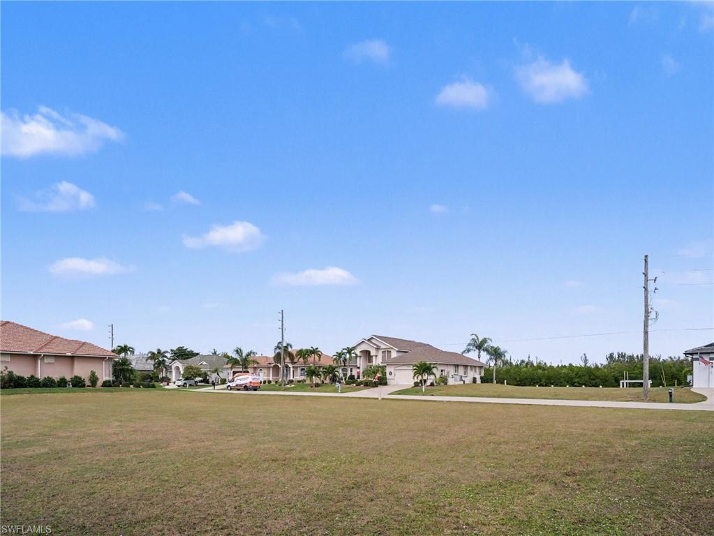 View of grassy yard with a residential view
