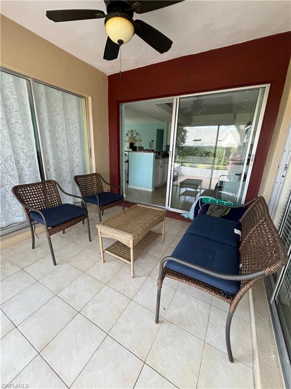 Sunroom / solarium with ceiling fan