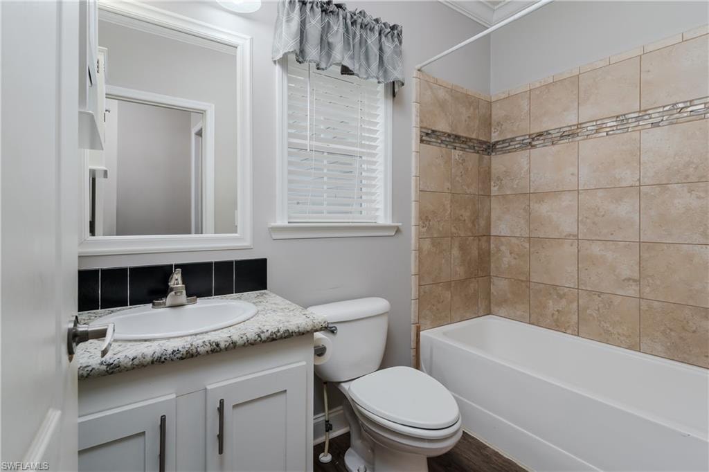 Guest bathroom combo shower/tub