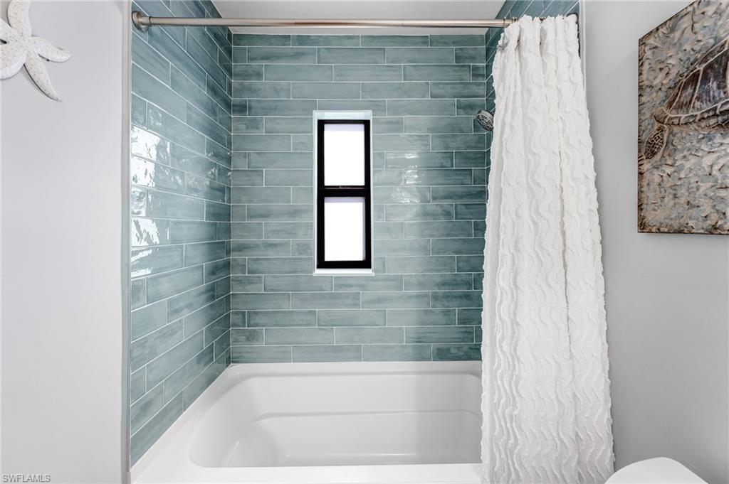 Guest Full bath with shower / bathtub combination with curtain and toilet!  Beautiful tile!