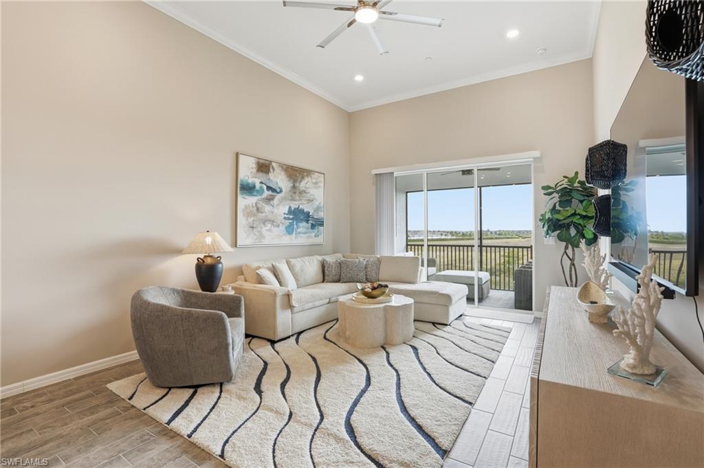 Living area with wood finish floors, a ceiling fan, crown molding, and recessed lighting