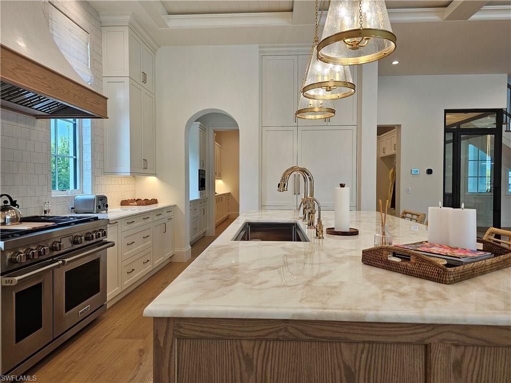 637 Palm CIR W photo 9