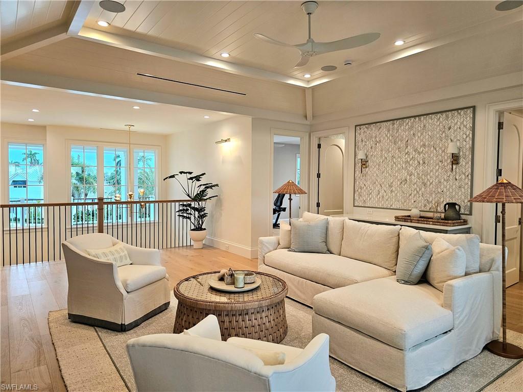 637 Palm CIR W photo 35