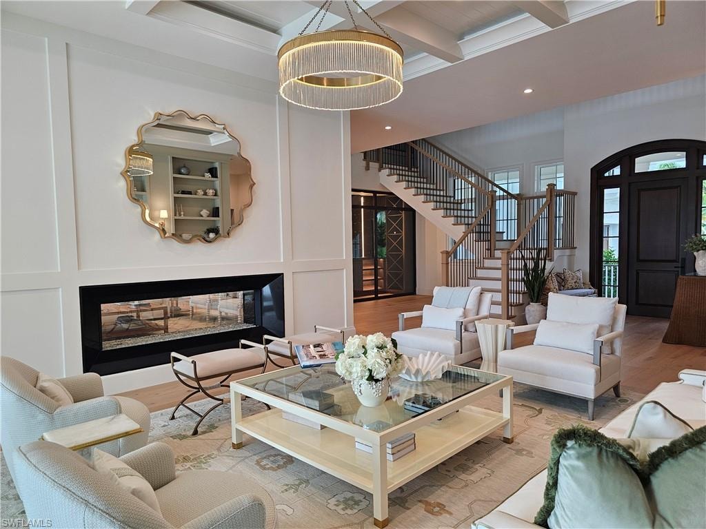 637 Palm CIR W