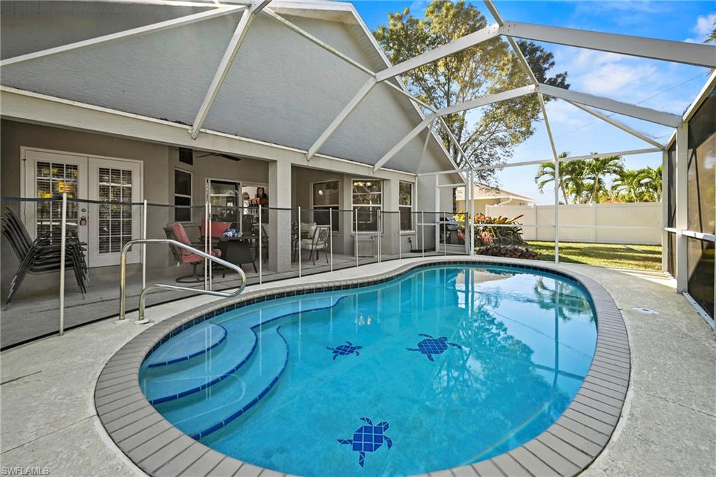 Sunroom / solarium featuring a patio area, vaulted ceiling, ceiling fan, and outdoor dining area