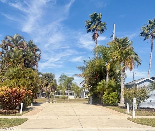 1687 Diamond Lake CIR