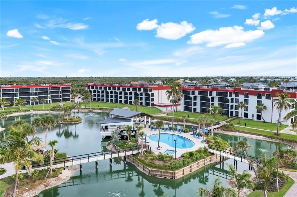 Bird's eye view of a pool and apartment complex