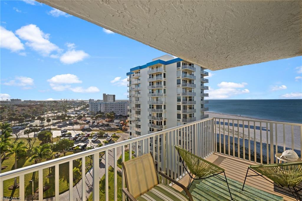 Balcony with a water view - gulf side