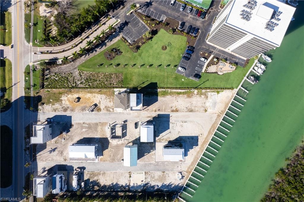 Nestled between the beach and the bay!