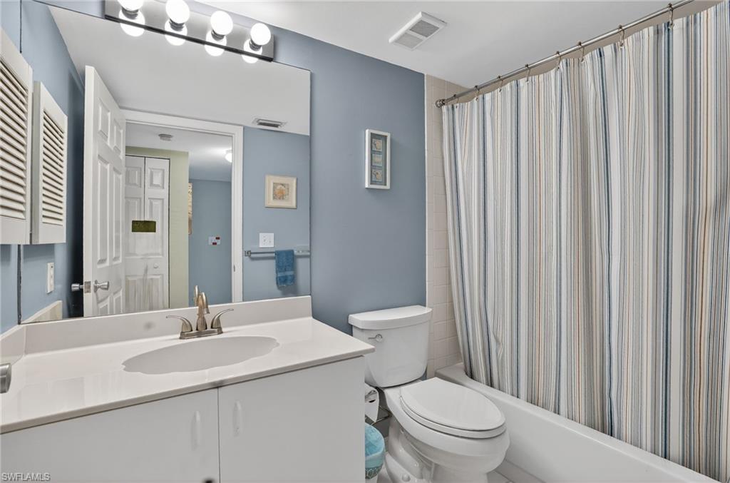 Full bath with vanity and shower / tub combo
