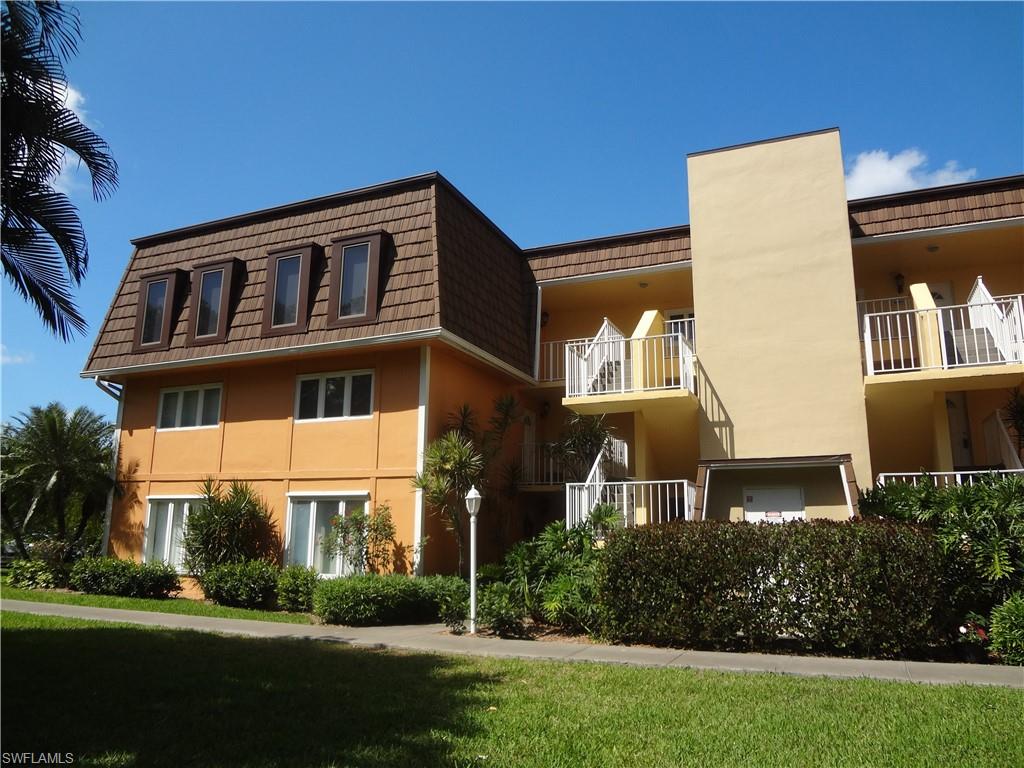 View of apartment building / complex