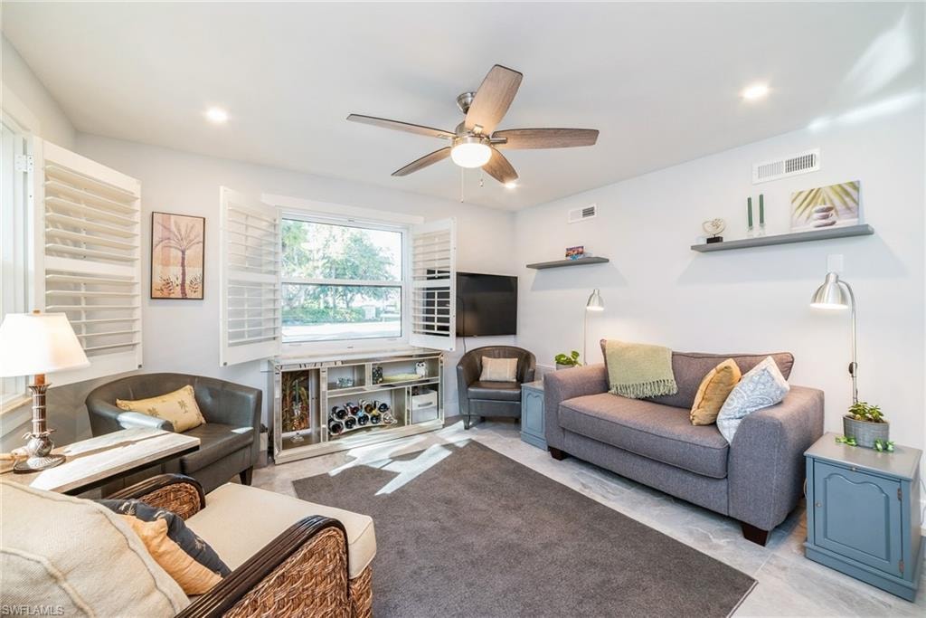 Living area featuring a ceiling fan and recessed lighting