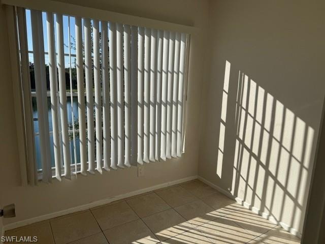 Tiled empty room with baseboards