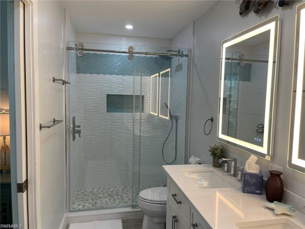 1st Floor En Suite Full Bath. Shower