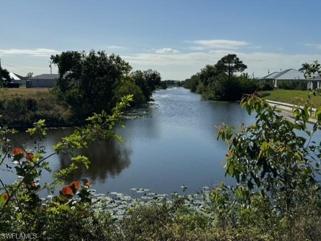 View down intersecting canal