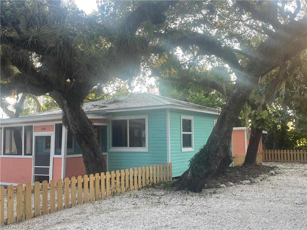 784 Oak ST photo 20