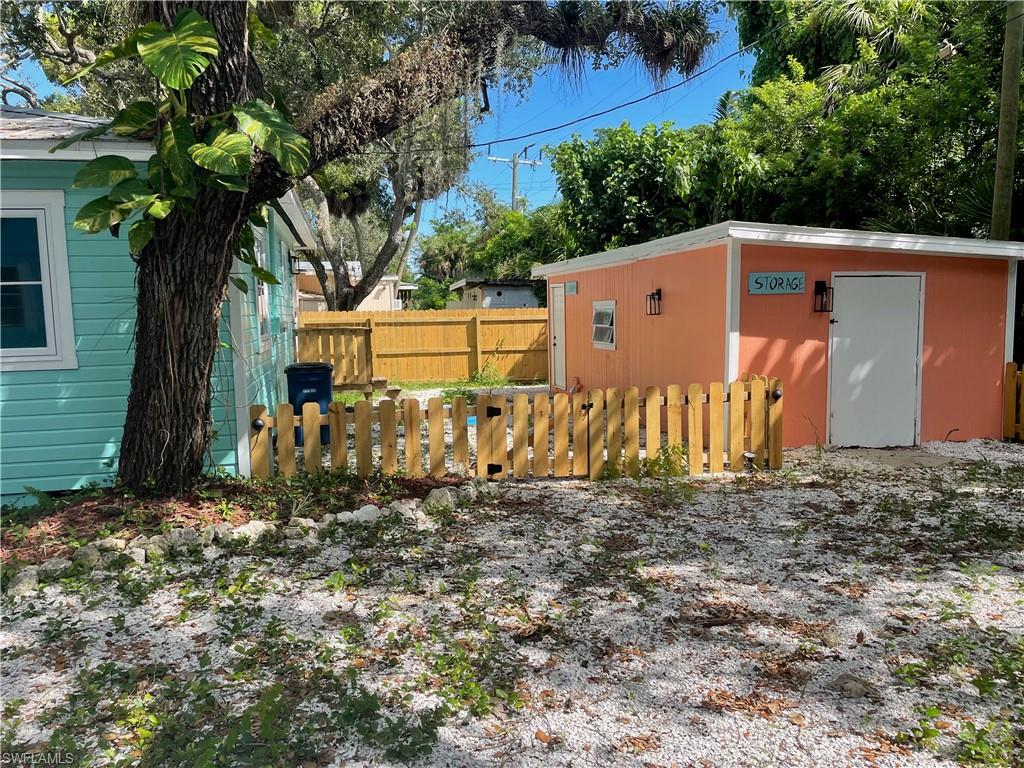 View of yard featuring an outdoor structure