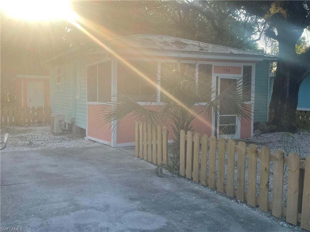 784 Oak ST photo 19