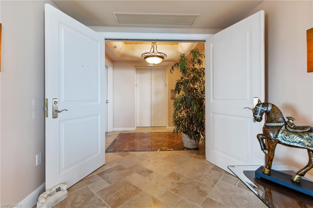 Foyer / Entry