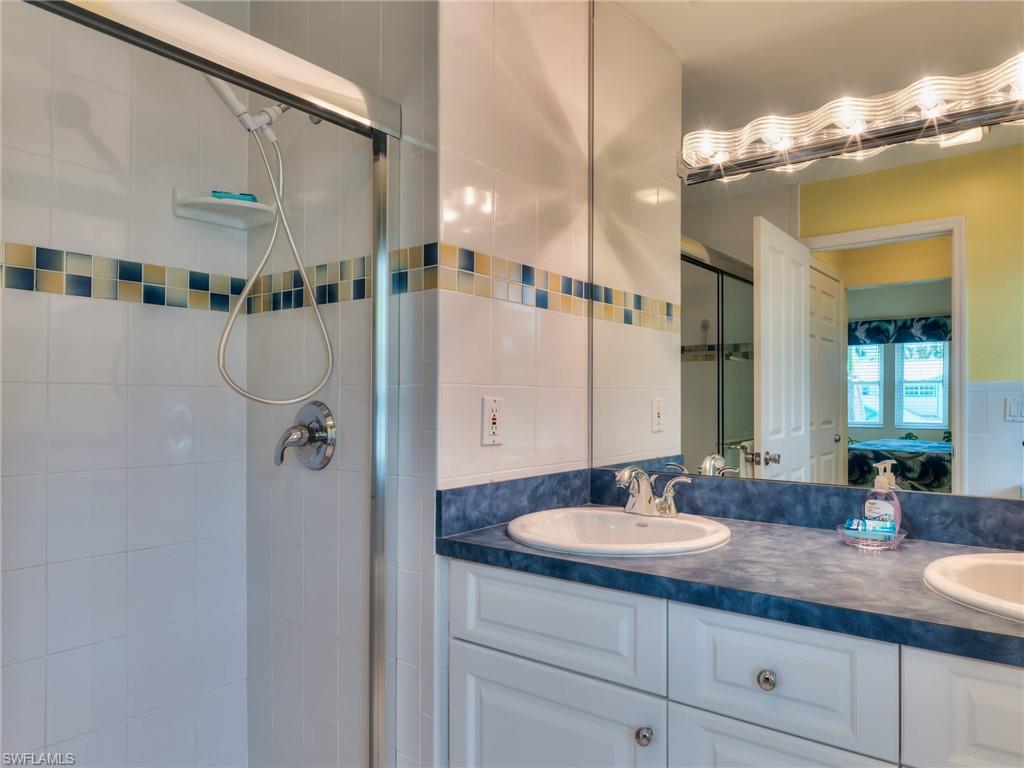 Primary en-suite bath