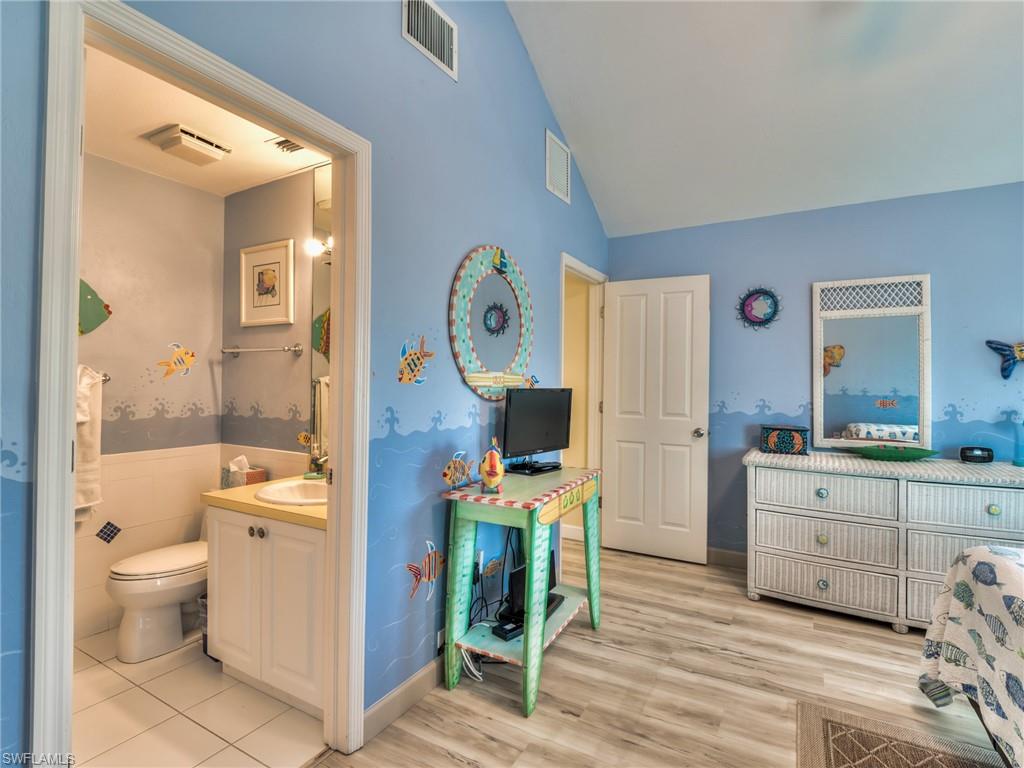 Twin bedroom with en-suite bath