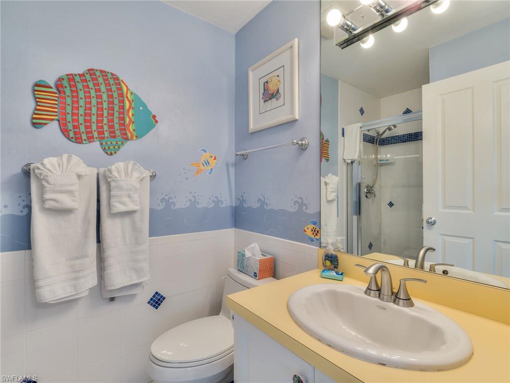 Twin bedroom en-suite bath