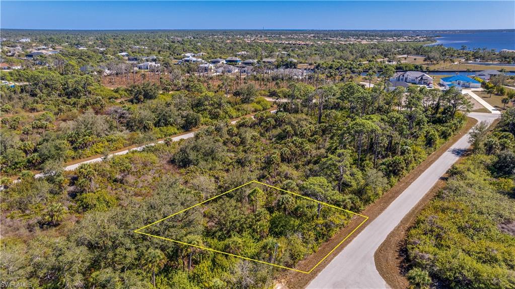 Aerial view of residential area featuring property parcel outlined
