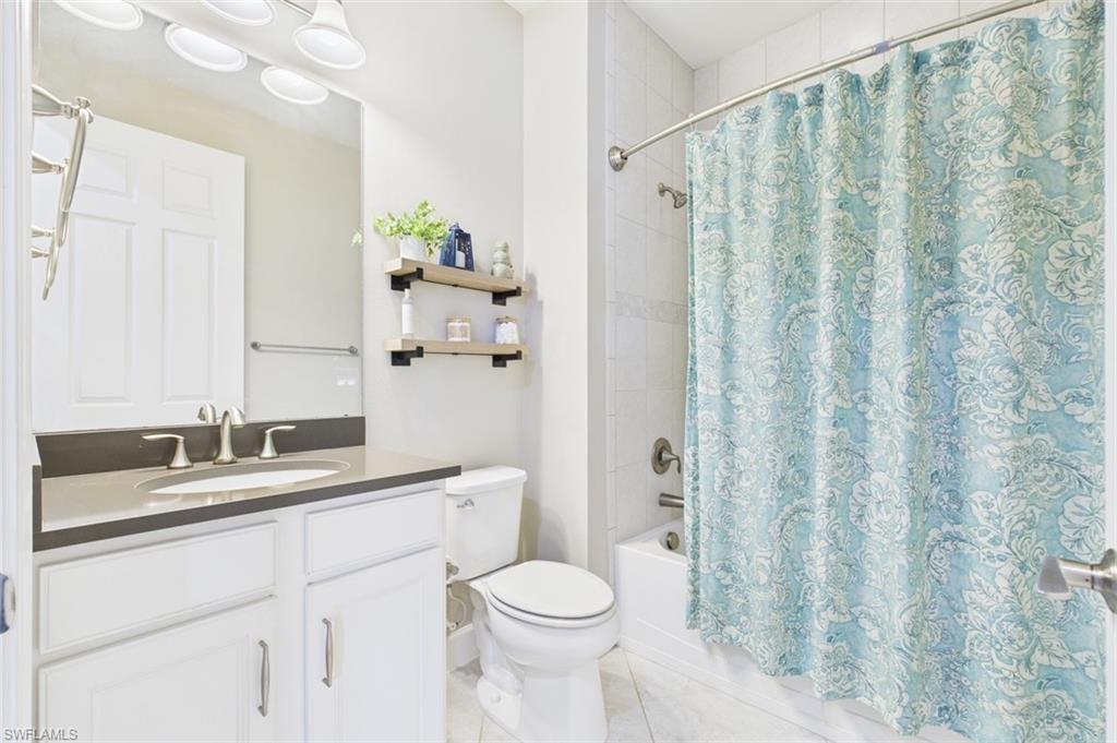 Guest Bathroom w/Tub & Shower Combo