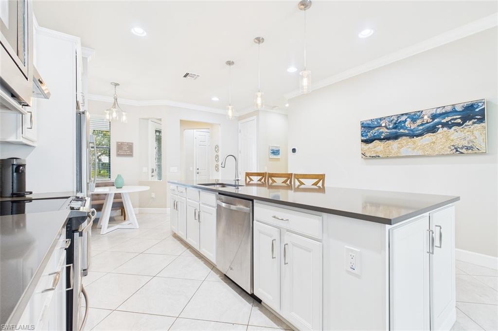 Kitchen w/Large Island