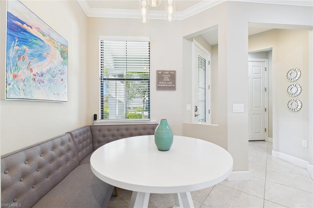 Foyer & Dining Area w/Banquette