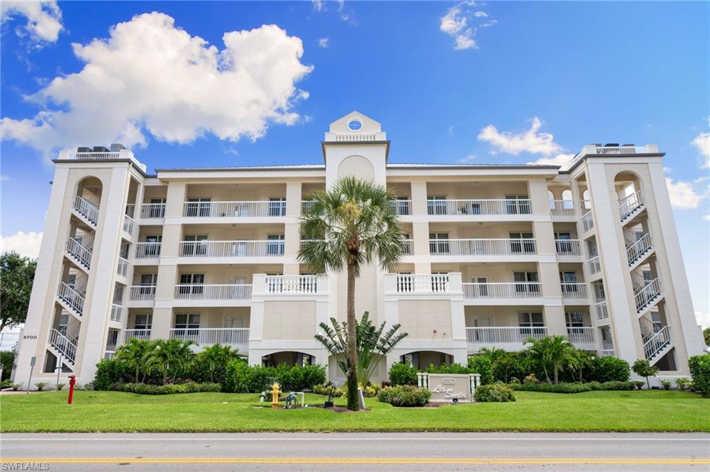 View of apartment building / complex