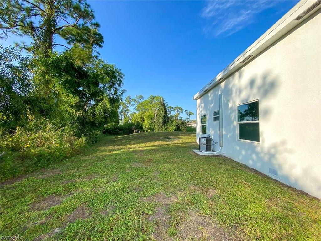 View of grassy yard