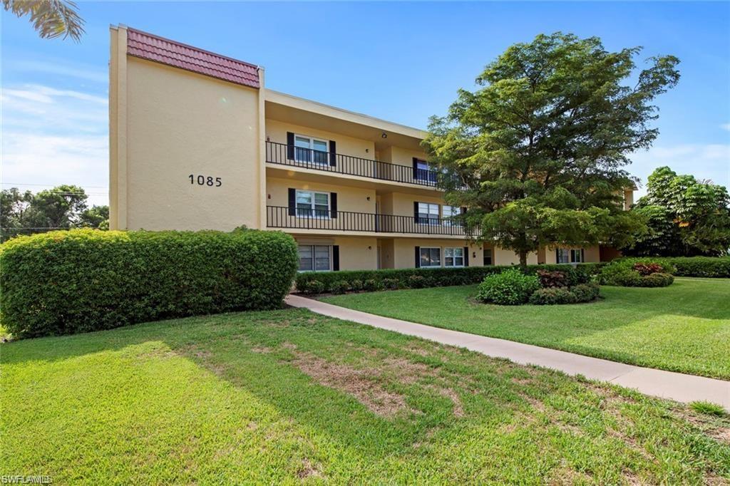 View of apartment building / complex