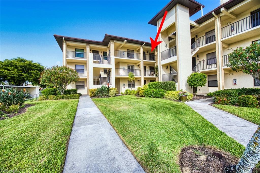 View of apartment building / complex