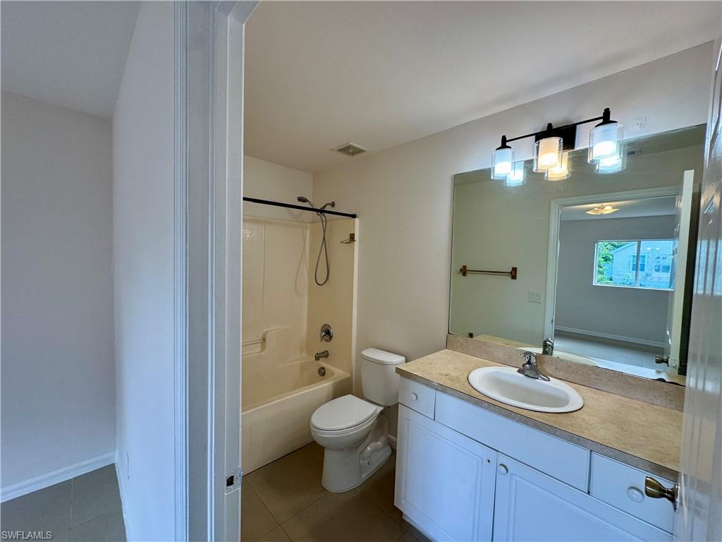 Primary en suite bathroom with vanity and tub/shower