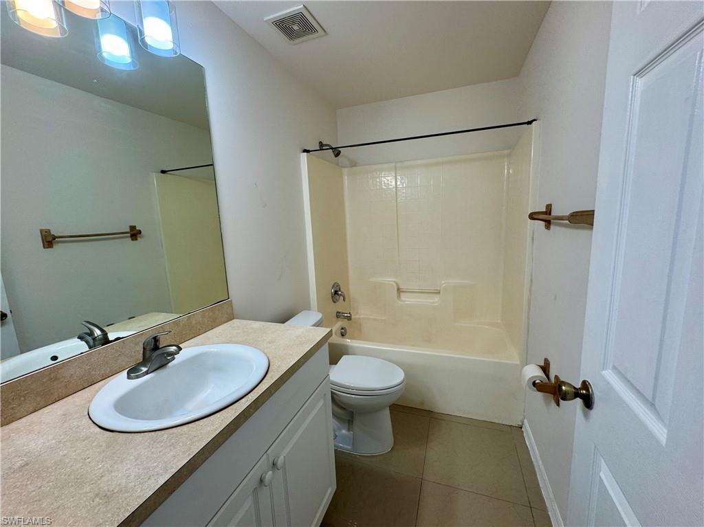 Bathroom with vanity and tub/shower