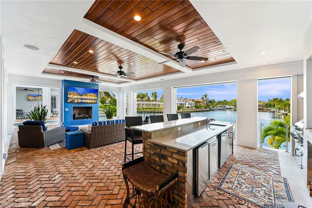 Outdoor Kitchen/Family Room