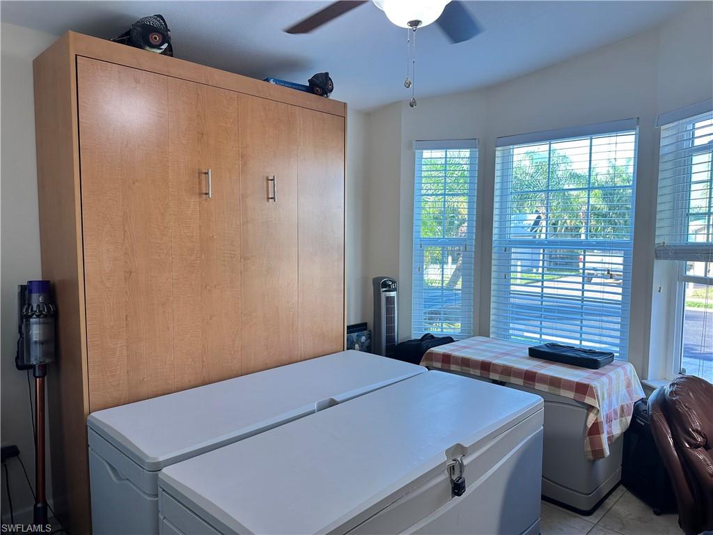 Laundry room with independent washer and dryer and a ceiling fan