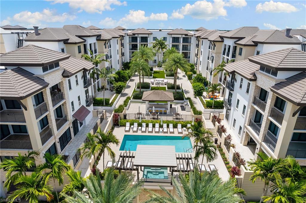 Bird's eye view of a pool area and apartment complex