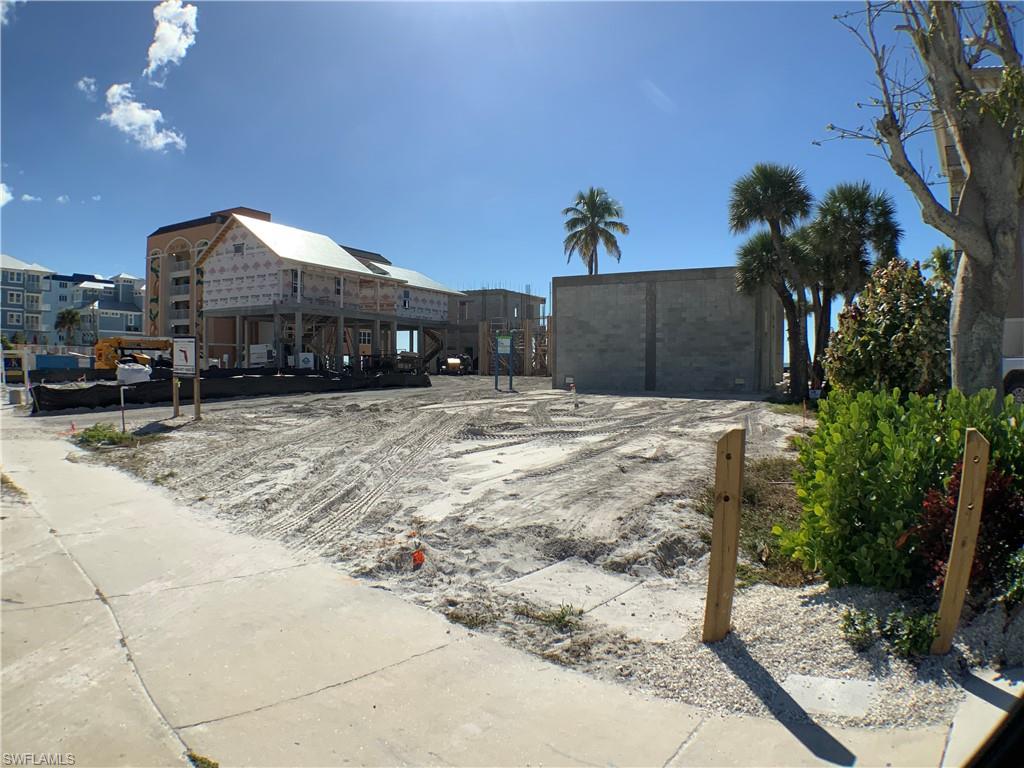 Lot has small Sandy road on left side fo4 other cottages access