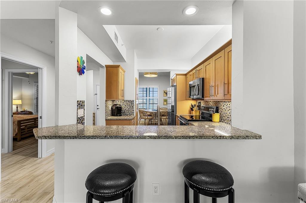 Kitchen with a breakfast bar area