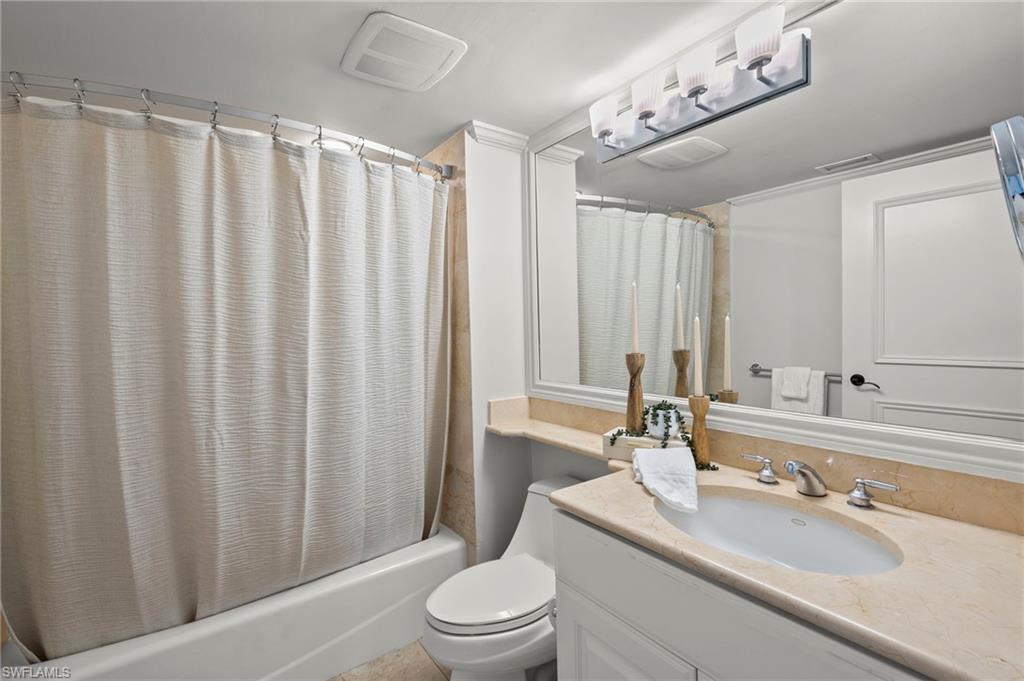Guest bath recently painted walls and ceiling , updated decor