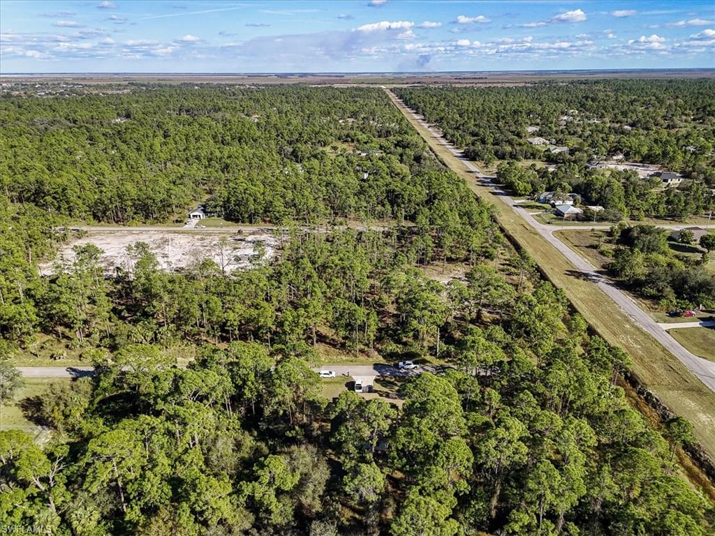 Aerial view of property's location featuring a heavily wooded area