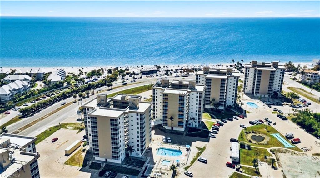 Bird's eye view of apartment complex