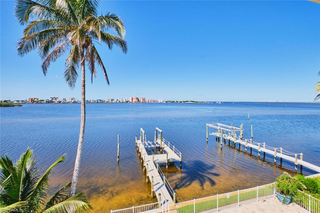 Dock with 10,000 boat lift and a water view