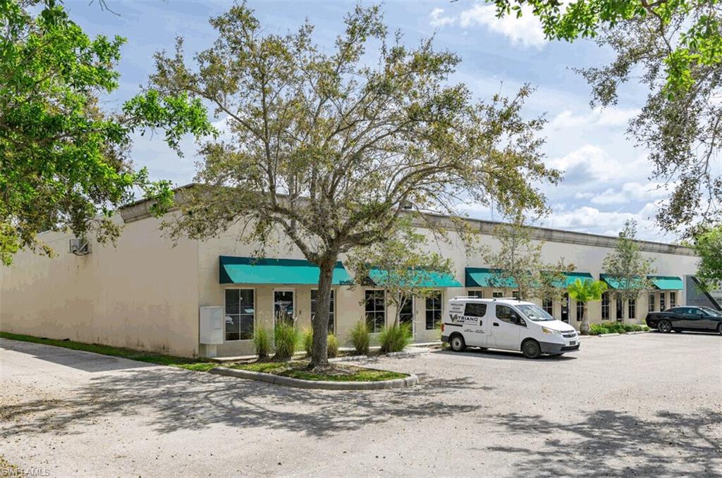 1076 Business LN 1