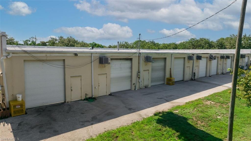 1076 Business LN 1