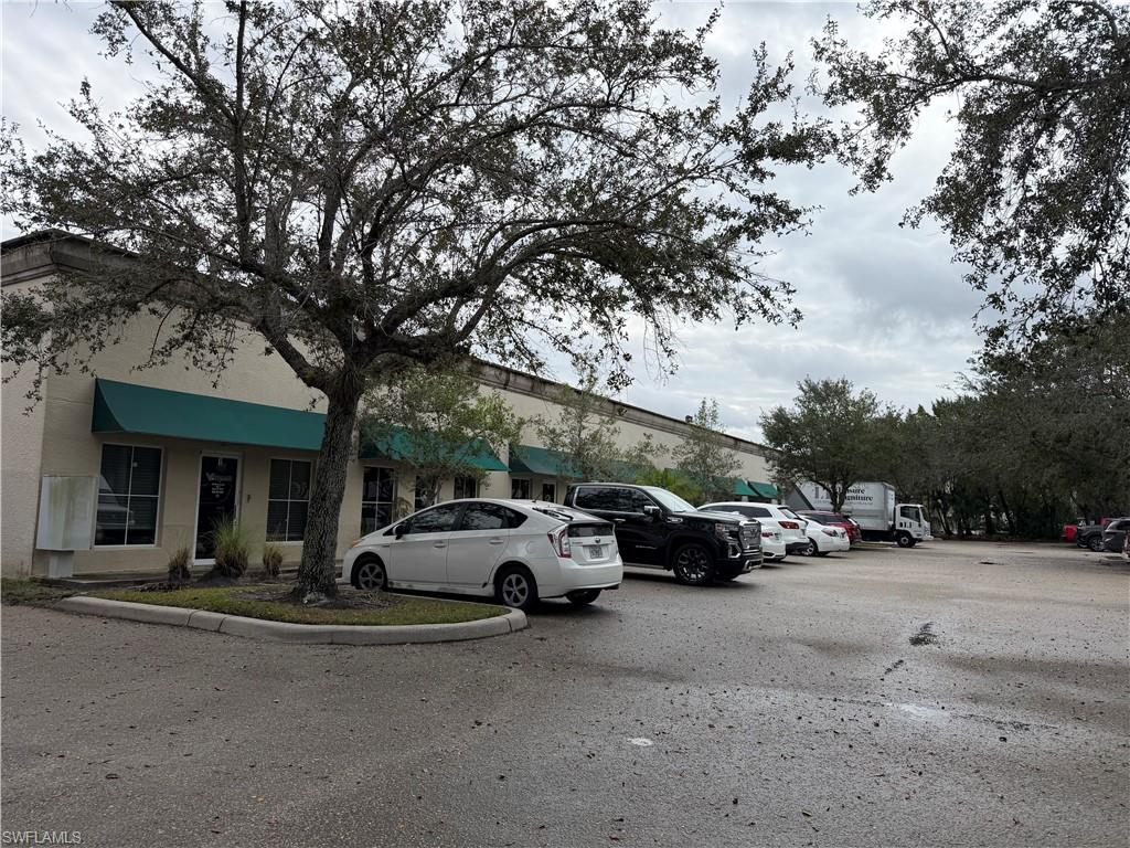 1076 Business LN 1
