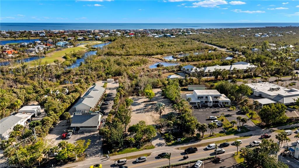 Near shops, hotels- exceptional location.