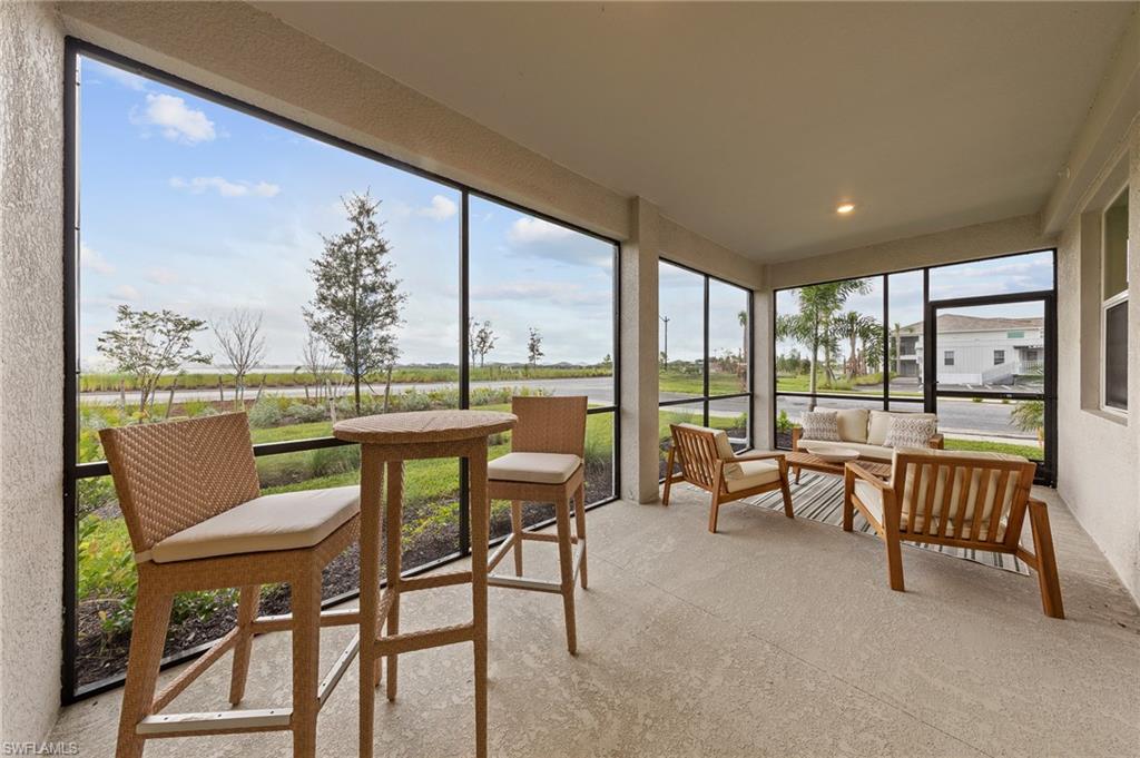 Sunroom / solarium with a textured wall